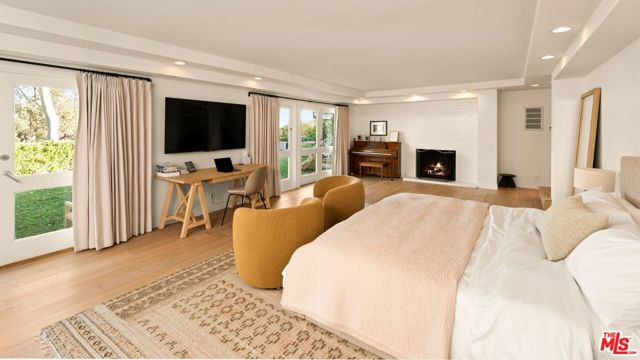 282 Bentley Circle, Los Angeles CA: https://media.crmls.org/mediaz/cbc88eba-9565-41bb-b629-1080833e7cd5.jpg