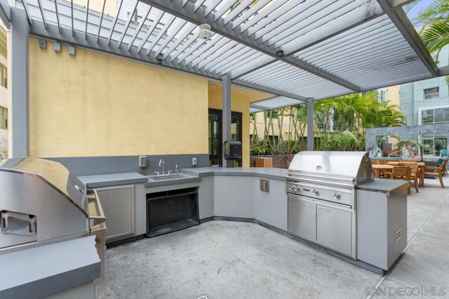 889 Date St, San Diego CA: https://media.crmls.org/mediaz/cbc8b474-37f8-4249-a9b0-e6bee153ab14.jpg