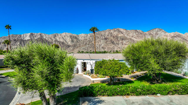 49845 Lago Drive, La Quinta CA: https://media.crmls.org/mediaz/cbc9fb08-3434-422e-852d-617a12303926.jpg