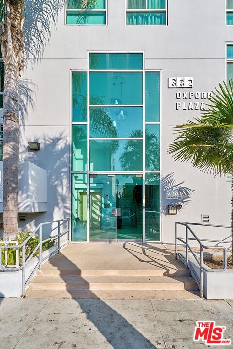 332 S Oxford Avenue, Los Angeles CA: https://media.crmls.org/mediaz/cbcb3159-7fa8-4a2b-a178-df260520feba.jpg