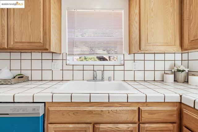 6659 Exeter Dr, Oakland CA: https://media.crmls.org/mediaz/cbcd51c7-abf4-4bb8-9f9e-c0880478cde4.jpg