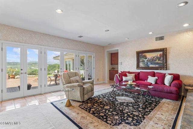 10885 Citrus Drive, Moorpark CA: https://media.crmls.org/mediaz/cbcddd5f-7f3f-442f-a65a-edd46f3376d2.jpg