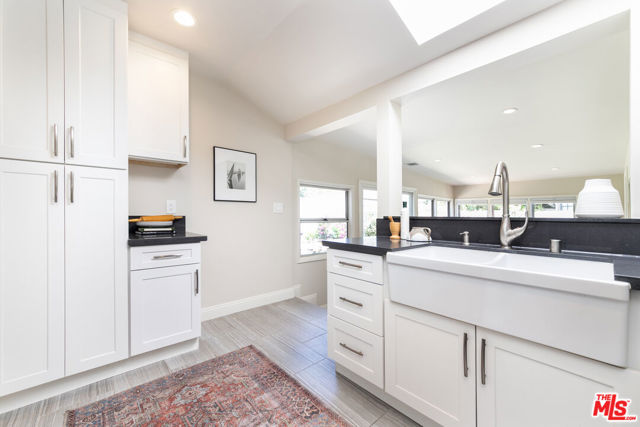 2722 Granville Avenue, Los Angeles CA: https://media.crmls.org/mediaz/cbcdfabf-18dc-48f6-adab-5c79cb959618.jpg