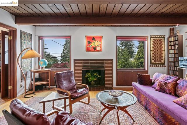 199 Fairlawn Dr, Berkeley CA: https://media.crmls.org/mediaz/cbce7f5f-1380-42d4-b049-d924d32226ac.jpg