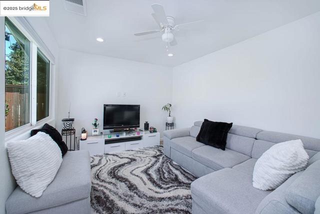 4585 Summer St, Olivehurst CA: https://media.crmls.org/mediaz/cbceebd4-7113-4681-bc97-7e6dae74b8e0.jpg