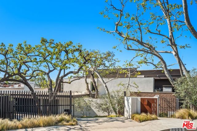 1005 Elden Way, Beverly Hills CA: https://media.crmls.org/mediaz/cbcf6108-176f-40b1-8fe2-43edc09501ba.jpg