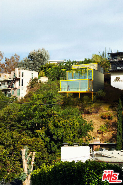 8413 Grand View Drive, Los Angeles CA: https://media.crmls.org/mediaz/cbd157ee-5dc5-4264-9f94-472151241ea5.jpg