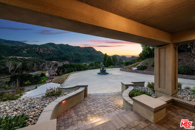 29677 Mulholland Highway, Agoura Hills CA: https://media.crmls.org/mediaz/cbd15f60-e77f-48a8-8f93-d38dc3d90931.jpg