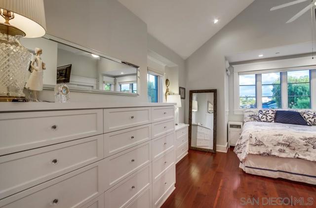 240 B Avenue, Coronado CA: https://media.crmls.org/mediaz/cbd18d8d-4e63-4082-ad89-d20246e33d93.jpg