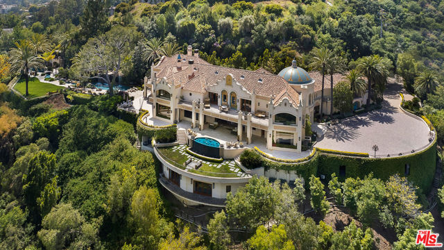 10066 Cielo Drive, Beverly Hills CA: https://media.crmls.org/mediaz/cbd2c9f0-1960-4451-923c-ac87f4d52772.jpg