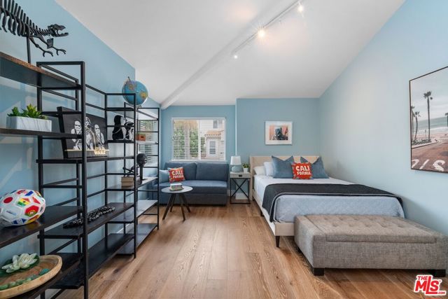 6453 Zuma View Place, Malibu CA: https://media.crmls.org/mediaz/cbd35a82-9403-40f1-9c37-81cd1d5e1fa8.jpg