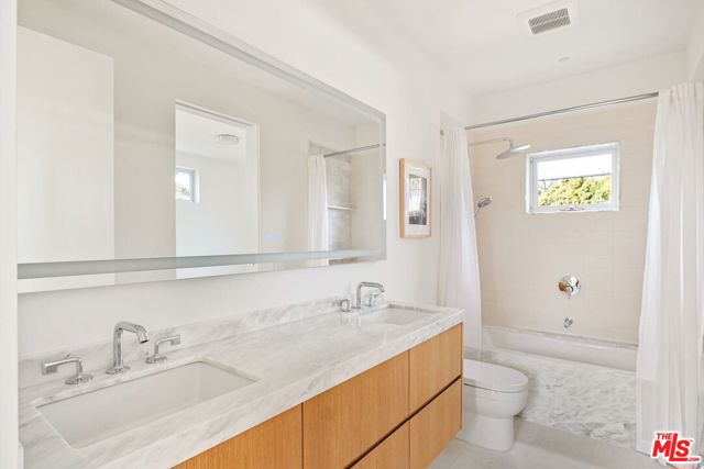 518 Sunset Avenue, Venice CA: https://media.crmls.org/mediaz/cbd3d6d0-786b-4b00-8d3f-78ddd525c6f9.jpg