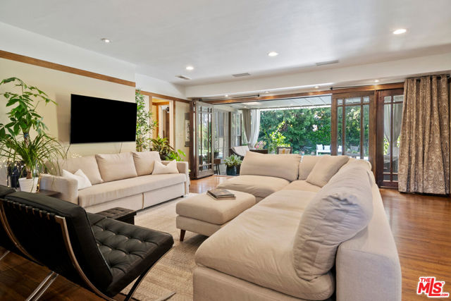 2299 Beverwil Drive, Los Angeles CA: https://media.crmls.org/mediaz/cbd3e346-a5d2-43ba-8def-33ad0713eeeb.jpg