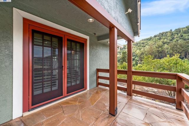 26928 Palomares Rd, Castro Valley CA: https://media.crmls.org/mediaz/cbd3e924-ce78-4851-9354-277535b078a9.jpg