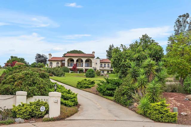 12982 Polvera Ct, San Diego CA: https://media.crmls.org/mediaz/cbd4c051-cfbc-4b41-9dda-cacd41923d16.jpg
