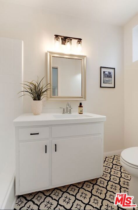 1045 N Ardmore Avenue, Los Angeles CA: https://media.crmls.org/mediaz/cbd557ad-011f-436f-8489-0f0ef13fcefb.jpg