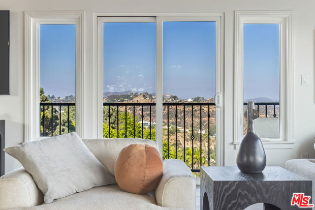 8300 Grand View Drive, Los Angeles CA: https://media.crmls.org/mediaz/cbd59cfb-ebf7-4abb-8978-37067e25827e.jpg