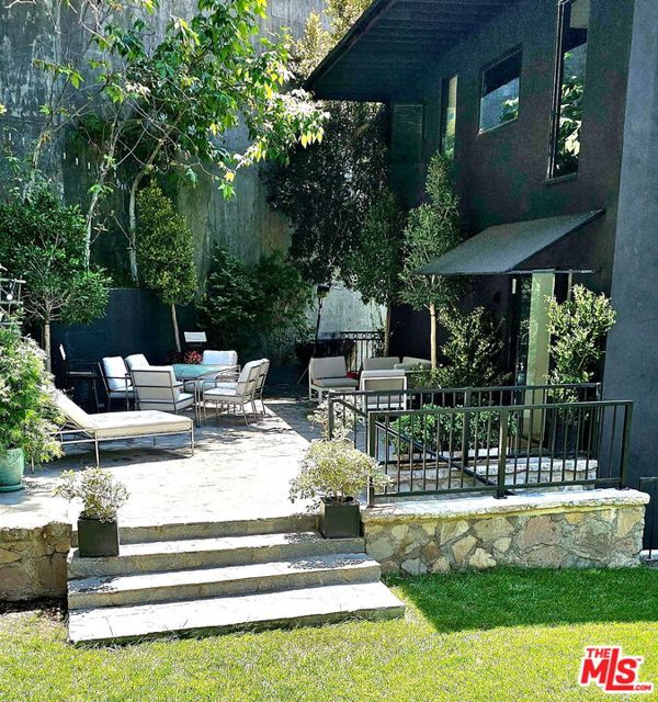 1782 Viewmont Drive, Los Angeles CA: https://media.crmls.org/mediaz/cbd78a28-2fd7-4f96-8e8e-aa31b6ec767d.jpg