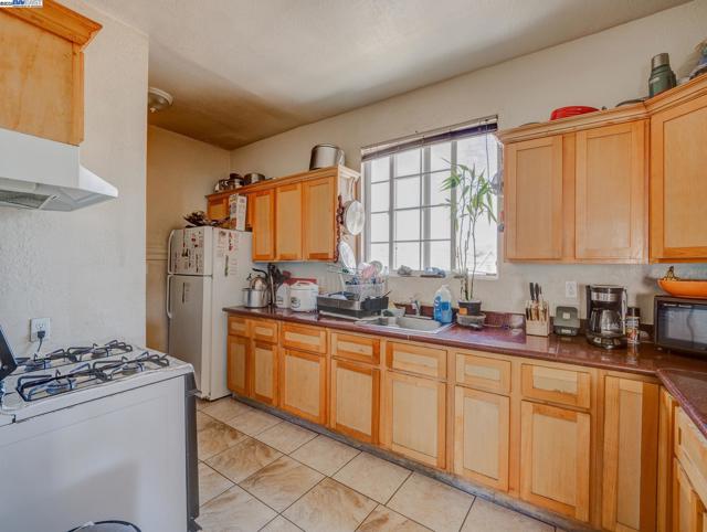 1437 25Th Ave, Oakland CA: https://media.crmls.org/mediaz/cbd7e23f-c1b2-4482-bb80-9be1ee312615.jpg