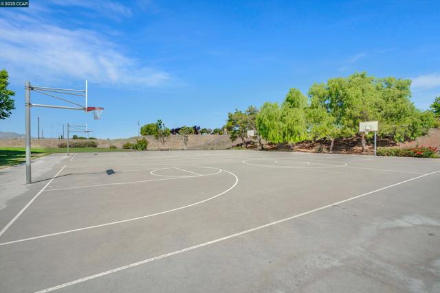 1030 Clear Lake Dr, Oakley CA: https://media.crmls.org/mediaz/cbd81acc-93fb-4405-a8ce-3a40c28167bf.jpg