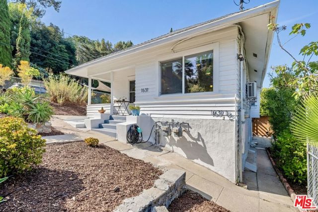 1631 Champlain Terrace, Los Angeles CA: https://media.crmls.org/mediaz/cbd81af6-7219-438b-b3f5-c506993dd112.jpg