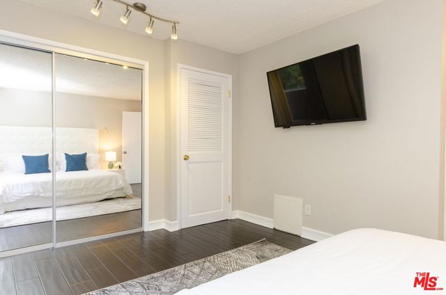 18065 Coastline Drive, Malibu CA: https://media.crmls.org/mediaz/cbd84197-0f50-4a81-8aca-88b5ee5d1b64.jpg