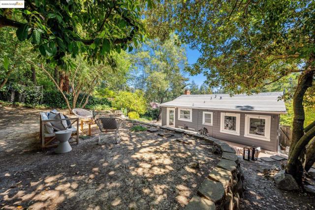 7069 Saroni Dr, Oakland CA: https://media.crmls.org/mediaz/cbd86f47-3f44-498a-aef2-4443e20f058a.jpg
