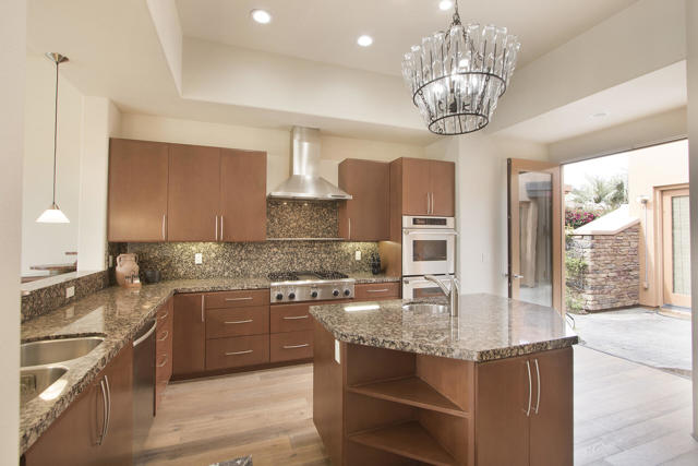 50135 Camino Privado, La Quinta CA: https://media.crmls.org/mediaz/cbd91ccc-1993-40f8-96bf-8992068b64e4.jpg