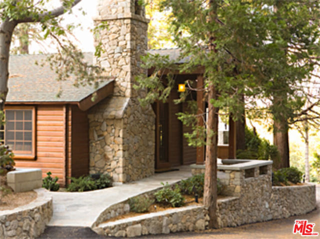 365 Mittry Lane, Lake Arrowhead CA: https://media.crmls.org/mediaz/cbd9a728-4466-44cd-84da-5f7af817d294.jpg