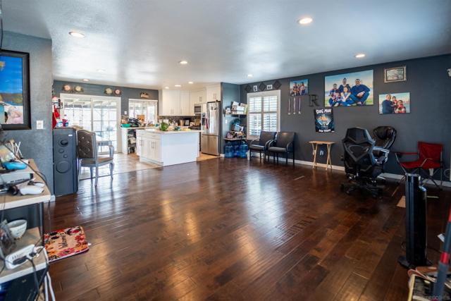 1260 Finch Pl, Chula Vista CA: https://media.crmls.org/mediaz/cbda05ff-717a-45d6-b243-a8d5f40450e4.jpg