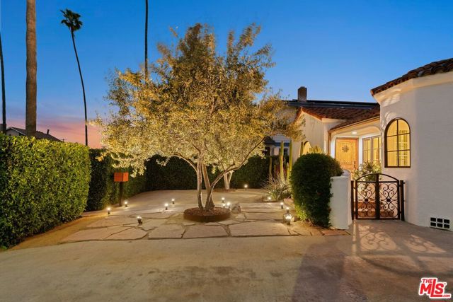 3864 3rd Avenue, Los Angeles CA: https://media.crmls.org/mediaz/cbda54d7-1608-4e50-b3f2-2ab794ca1e84.jpg