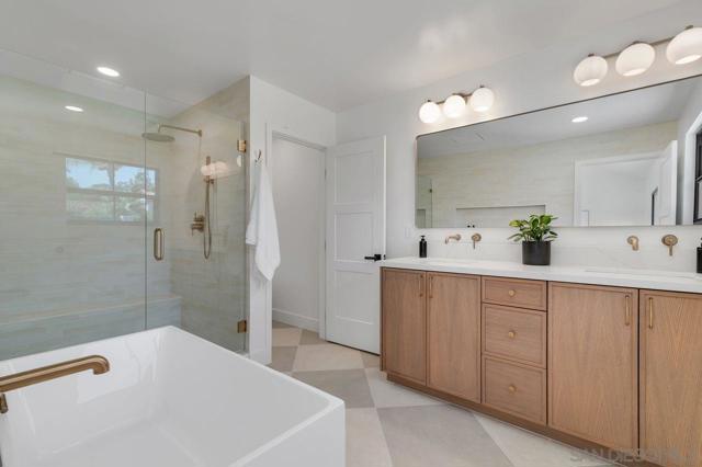 1127 Santa Rufina Court, Solana Beach CA: https://media.crmls.org/mediaz/cbdaee89-c854-4549-884a-1abd88512f03.jpg