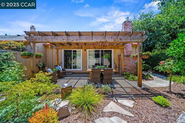 672 Savoy Ct, Walnut Creek CA: https://media.crmls.org/mediaz/cbdb3cb1-1e00-429b-b612-9d6693495f18.jpg