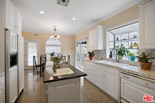 2431 Benedict Canyon Drive, Beverly Hills CA: https://media.crmls.org/mediaz/cbdb86de-084a-432f-94dc-7694179ec25c.jpg