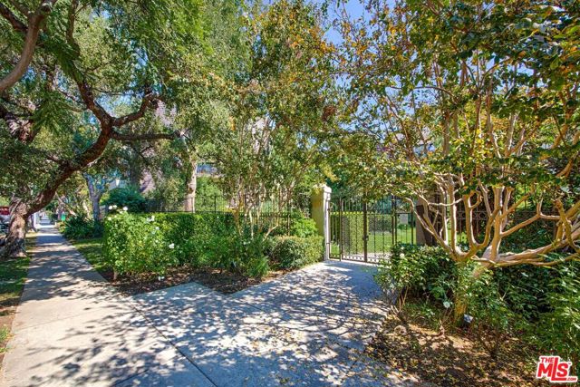 950 N Kings Road, West Hollywood CA: https://media.crmls.org/mediaz/cbdb93d9-0c19-4480-b8c9-944151c5a897.jpg