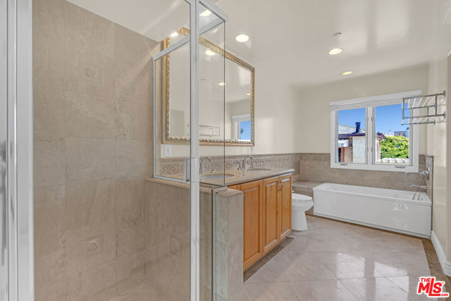 1022 10th Street, Santa Monica CA: https://media.crmls.org/mediaz/cbdb9f6a-e423-49dd-8c9d-166c30993218.jpg