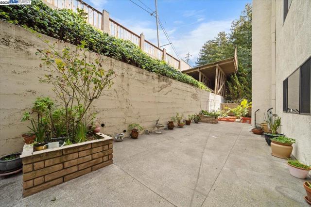2500 Miramar Ave, Castro Valley CA: https://media.crmls.org/mediaz/cbdbf600-713d-4e28-bb80-7b7826d0b0cc.jpg
