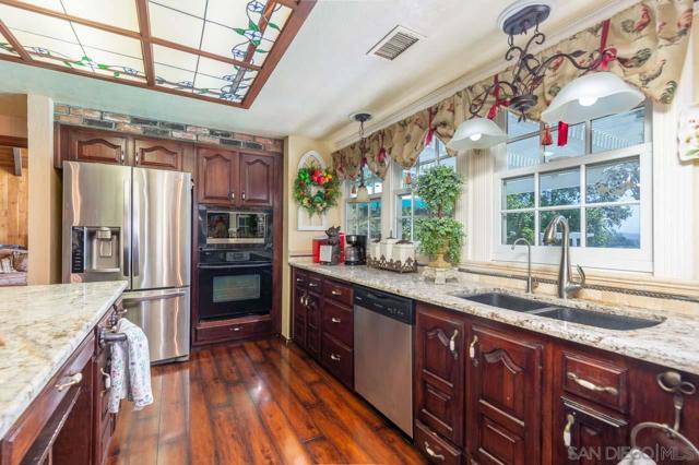 11339 Rolling Hills Dr, El Cajon CA: https://media.crmls.org/mediaz/cbdc0472-a4f3-4a2f-8b53-a8a06c48ca30.jpg