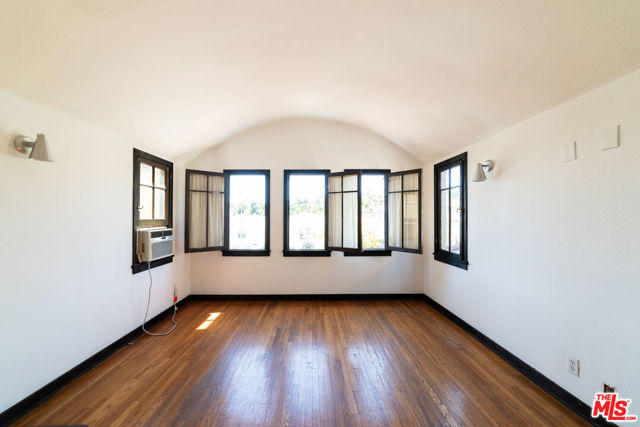 836 Silverlake Boulevard