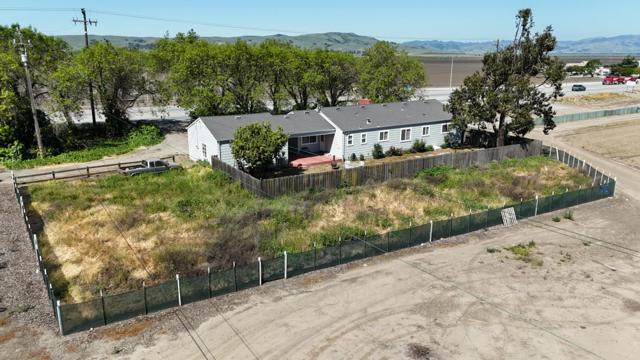 4211 Bolsa Road, Hollister CA: https://media.crmls.org/mediaz/cbdd83dd-ea5b-44e8-9bbd-0b31cd96fcd4.jpg