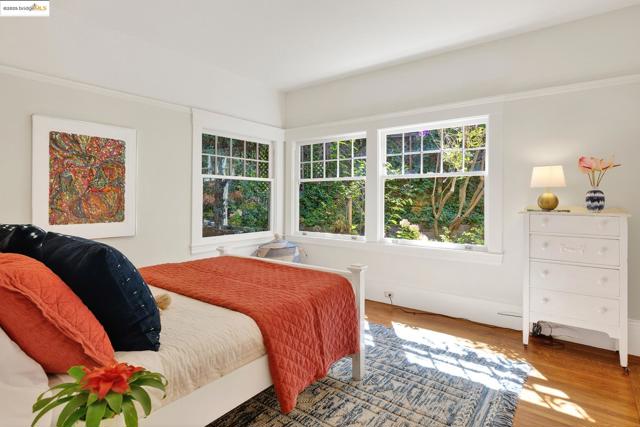 541 Boulevard Way, Piedmont CA: https://media.crmls.org/mediaz/cbde5cfb-729e-4858-95e5-900e5b163146.jpg