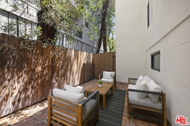 640 N Sweetzer Avenue, Los Angeles CA: https://media.crmls.org/mediaz/cbded109-5550-4a20-8b7e-67fd301eaba3.jpg