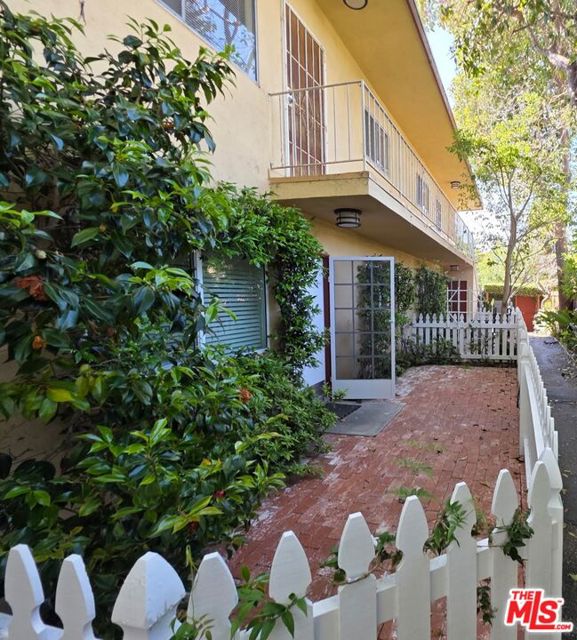626 Broadway Street, Venice CA: https://media.crmls.org/mediaz/cbdfc8db-c5db-436a-bb90-2dc1da8341b6.jpg