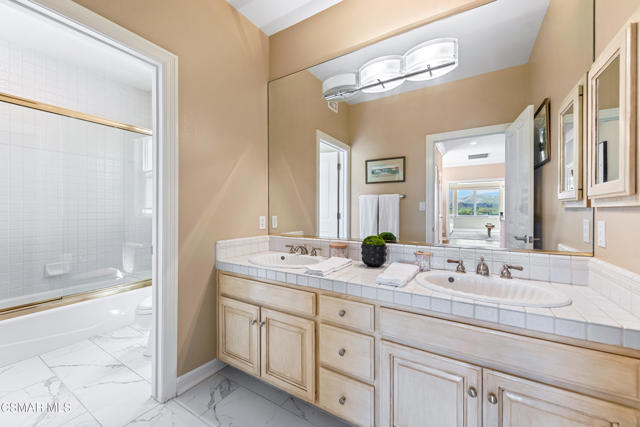 1074 Deseo Avenue, Camarillo CA: https://media.crmls.org/mediaz/cbdfe69f-ff03-4ece-ab76-e3402baece77.jpg