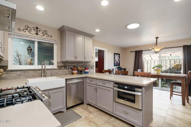 8423 Hollister Street, Ventura CA: https://media.crmls.org/mediaz/cbe01724-3182-4553-a257-2ea192be0e62.jpg
