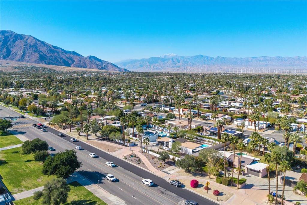 https://media.crmls.org/mediaz/cbe036b7-3e05-4571-97f4-81696a778868.jpg?preset=X-Large