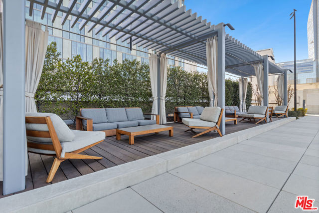 889 Francisco, Los Angeles CA: https://media.crmls.org/mediaz/cbe15edc-3073-4b07-91a4-4d1c01e798c1.jpg