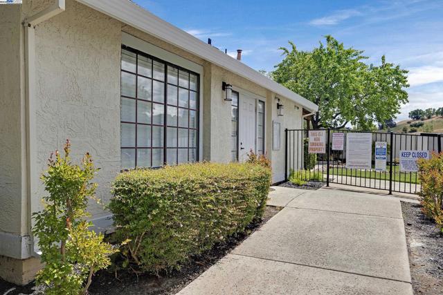 2227 Foxhill Drive, Martinez CA: https://media.crmls.org/mediaz/cbe1c16a-1eba-4199-8bd9-bd34afac060e.jpg