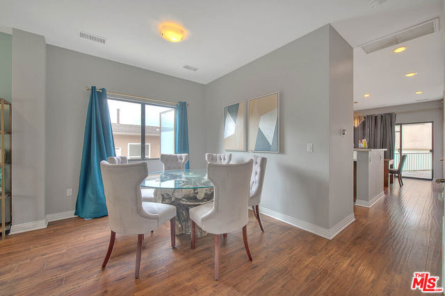 1821 S Sycamore Avenue, Los Angeles CA: https://media.crmls.org/mediaz/cbe31c9f-2786-4e4b-b448-636b05f7cbcc.jpg