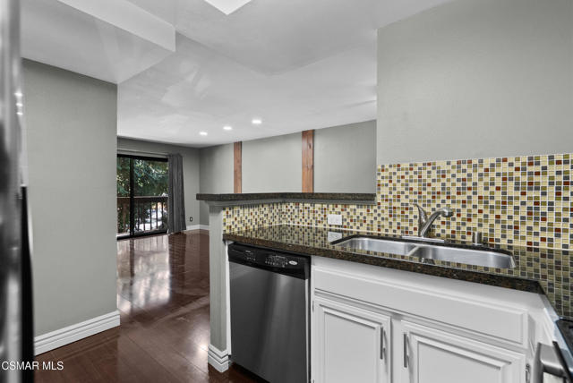 22100 Burbank Boulevard, Woodland Hills CA: https://media.crmls.org/mediaz/cbe32ebe-0291-4dd9-98a1-47d76d718af8.jpg